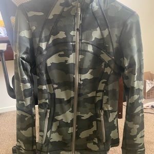 NWOT LULULEMON DEFINE JACKET CAMO SIZE 6